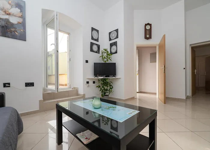 Aparment Kod Kule Црес